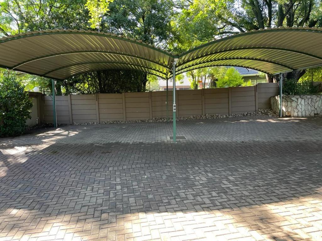 Spies Villa - Fast Wi-Fi, Netflix And Generator Middelburg  Esterno foto