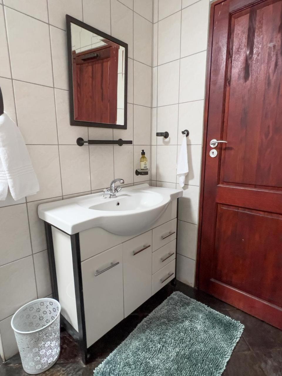 Spies Villa - Fast Wi-Fi, Netflix And Generator Middelburg  Esterno foto