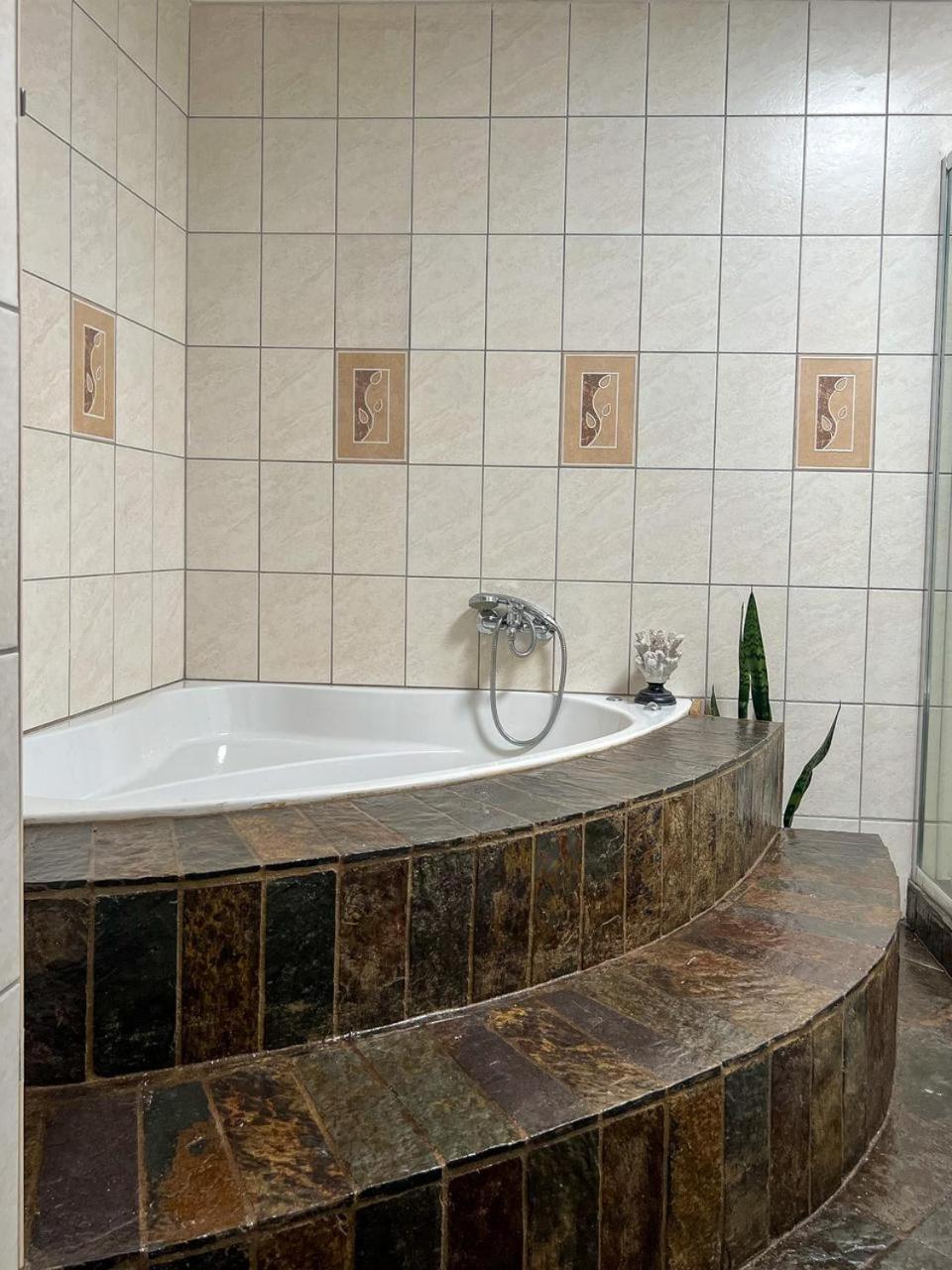 Spies Villa - Fast Wi-Fi, Netflix And Generator Middelburg  Esterno foto