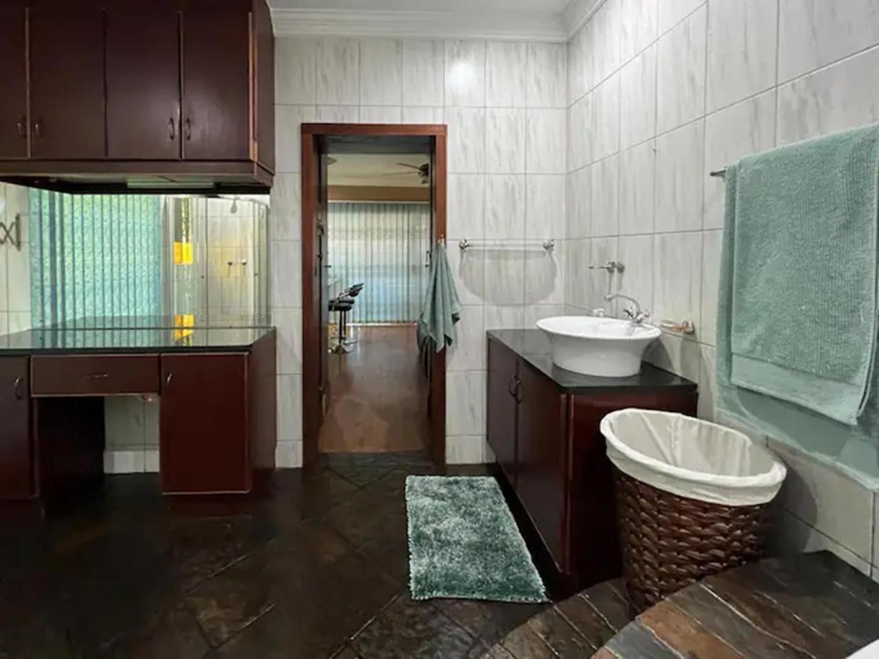 Spies Villa - Fast Wi-Fi, Netflix And Generator Middelburg  Esterno foto