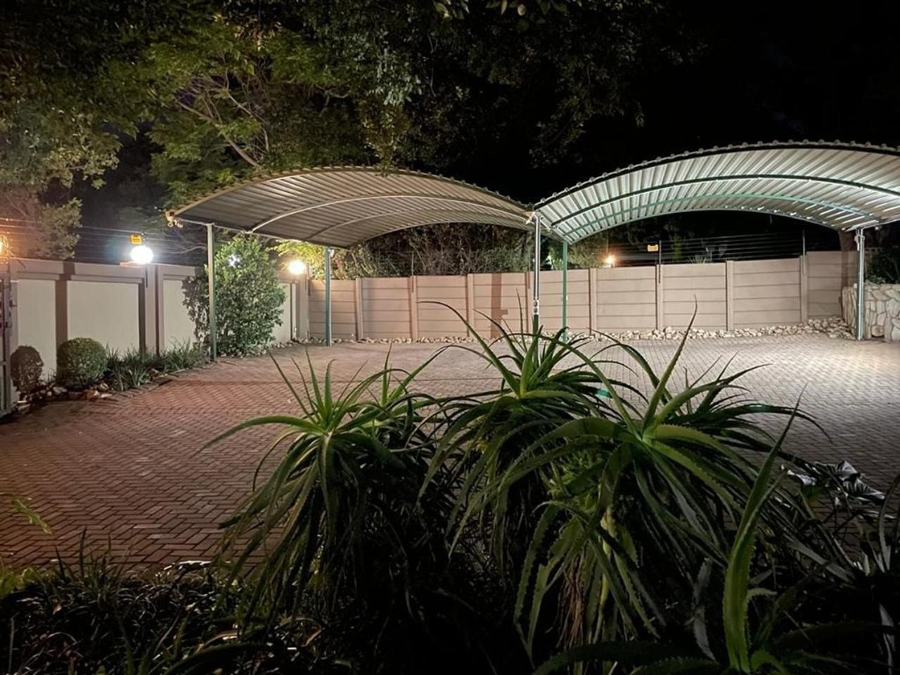 Spies Villa - Fast Wi-Fi, Netflix And Generator Middelburg  Esterno foto